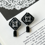 【３日間限定】レース模様の手刺繍モチーフと揺れるブラックビーズのイヤリング／ピアス