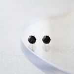 漆黒の輝き｜ブラックオニキスの一粒ピアス　黒　３ｍｍ　サージカルステンレス　金属アレルギー対応　小さい　小粒　天然石 プレゼント　クリスマス　ギフト　金アレ対応　モノトーン