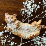 ごろんと甘える茶トラねこブローチ　（cat brooch）