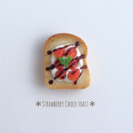 本物のパンでできた✳︎とろ〜りチョコがけイチゴトーストのブローチ