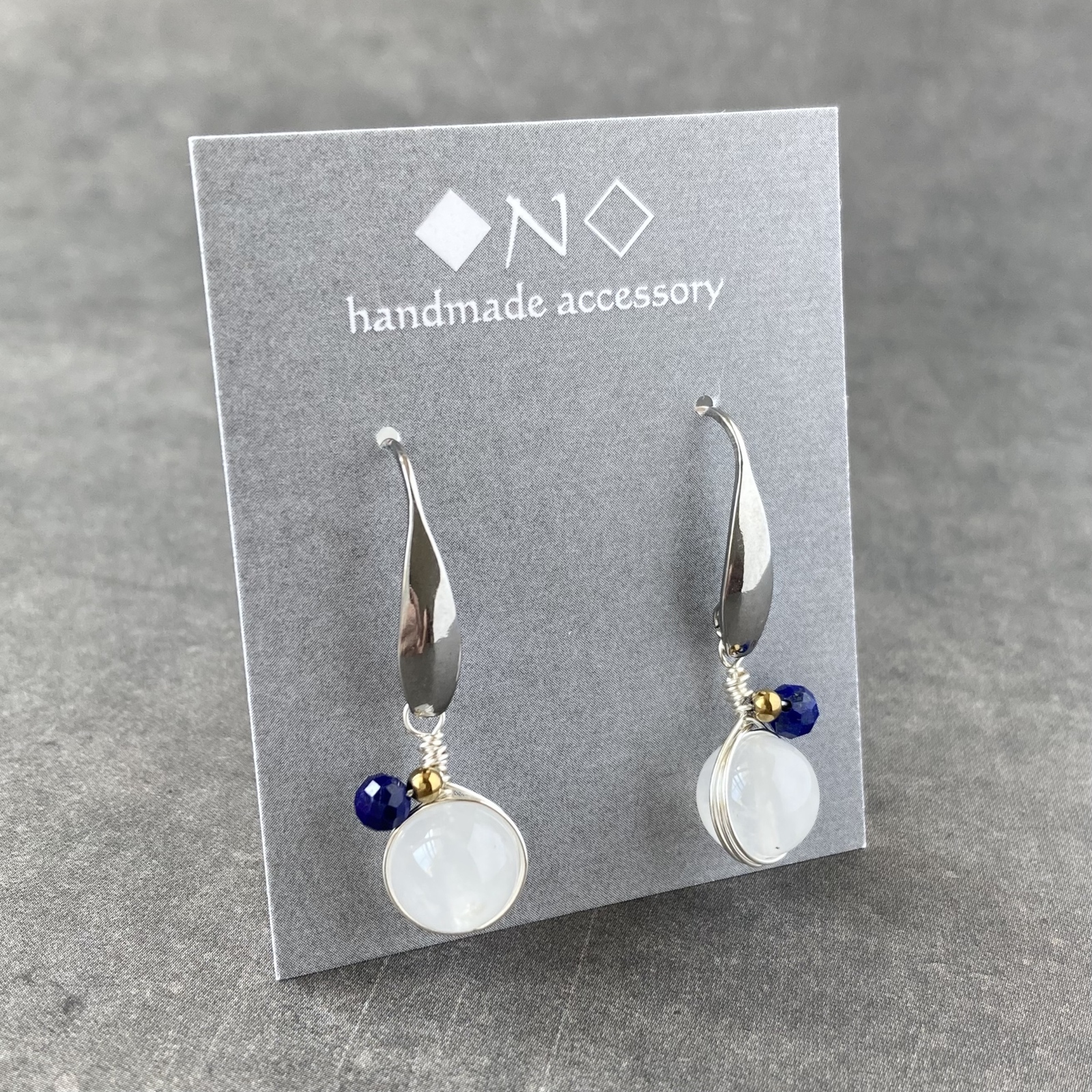 清らかな白色＊ミルキーゴシェナイト＊8mm＊ピアス ワイヤーラッピング