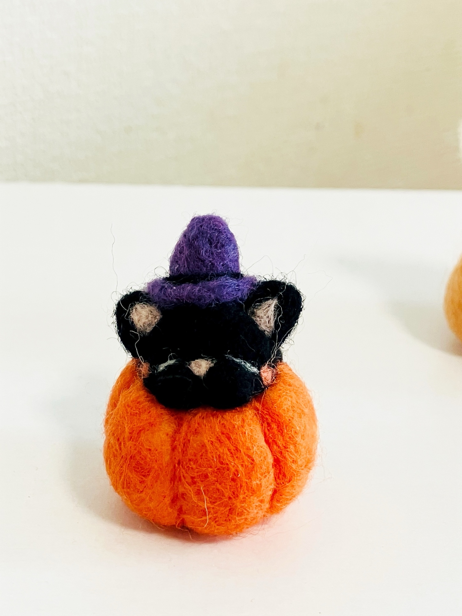 羊毛フェルト ハロウィン お昼寝黒猫ちゃん - るいたん工房 | minne