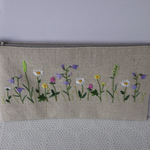 可愛い小花の刺繍のポーチ