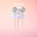 💐⌇"loulou"  お花模様ボタン（水色）ピアス/イヤリング キラキラ  かわいい 個性的 ビーズ刺繍