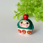 りんごをのせたりんご柄おっさんキーホルダー