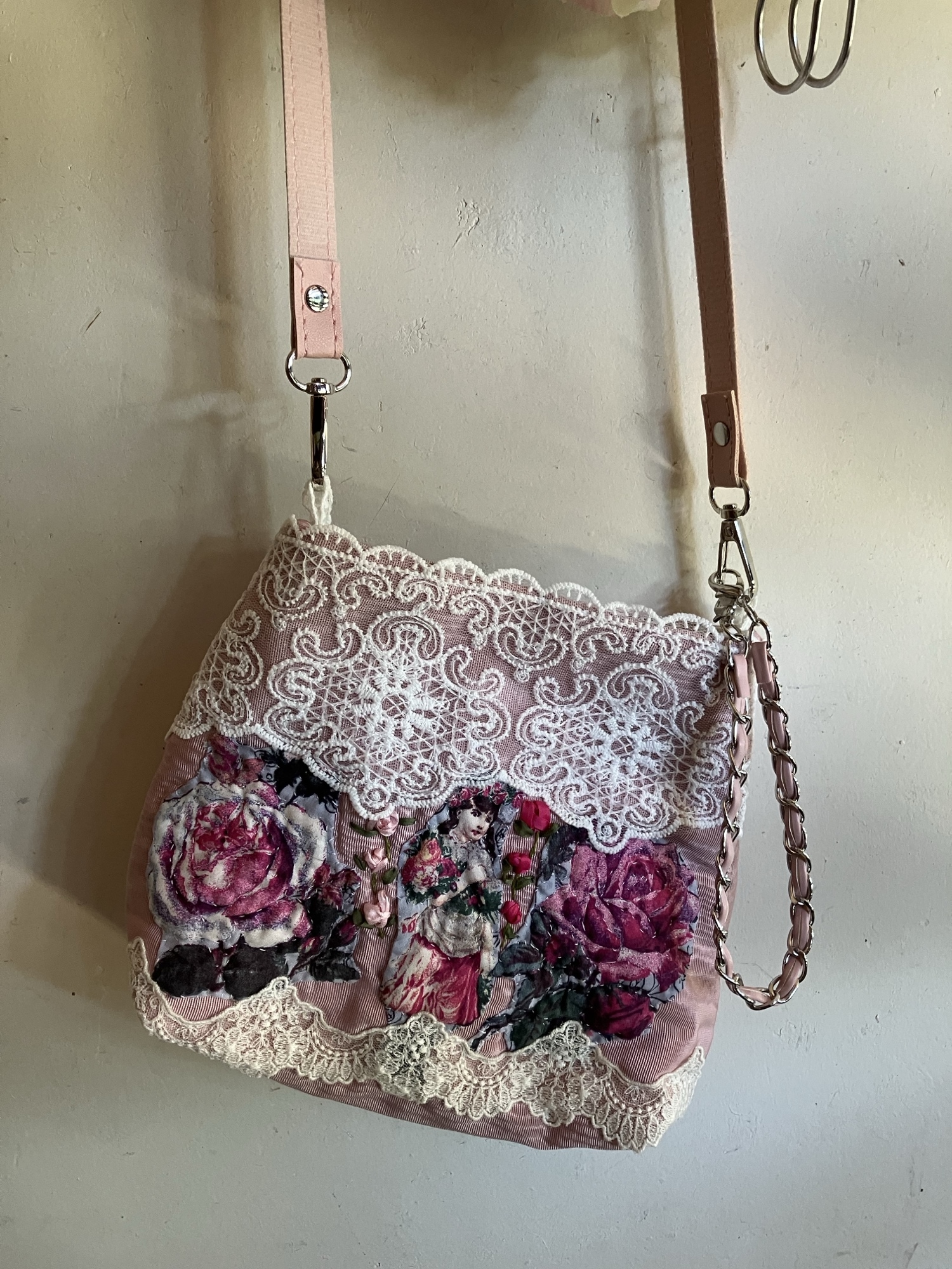 フランスアンティークレースとアップリケ 薔薇リボン刺繍のパッチ