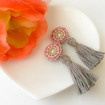 【ラスト1点】再販しました。ビーズ刺繍ショート丈タッセルイヤリング（グレー）