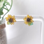 ひまわりの小粒フラワーピアス｜透明感イエロー｜夏アクセサリー｜イヤリング対応