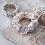ムゥ×そらいろ❁淡色パンジーのレースシュシュ