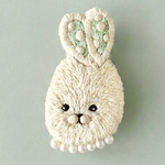 うさぎの手刺繍ブローチ【あわあわメロンソーダ】水玉　ドット｜ミントグリーン｜ギフト　プレゼント｜本革　レザー｜大人かわいい｜ウサギ｜パール　