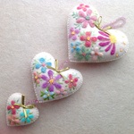 羊毛とフェルトのピンク系花刺繍3連ハート