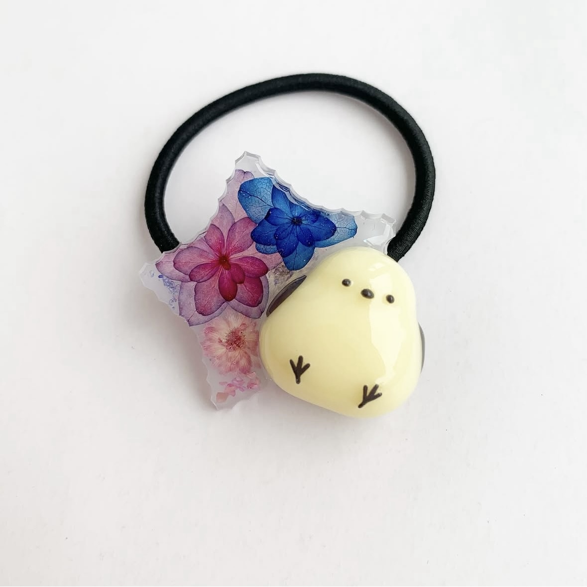 4483】黄色いシマエナガちゃんと、紫陽花封入の星型 レジンヘアゴム