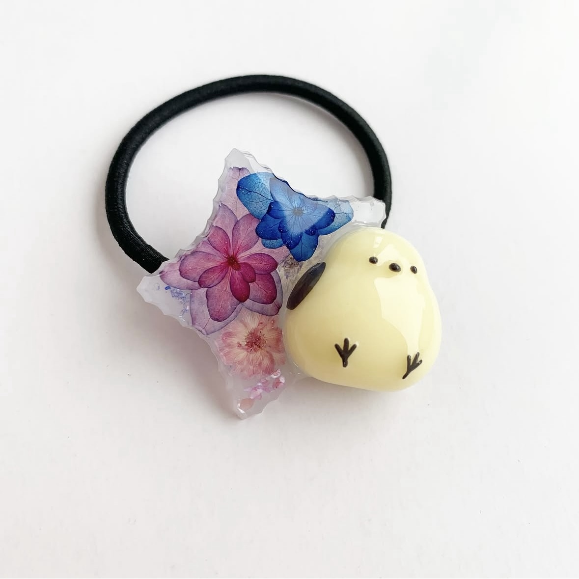 4483】黄色いシマエナガちゃんと、紫陽花封入の星型 レジンヘアゴム