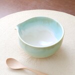 流れる水色の片口碗 縁飴