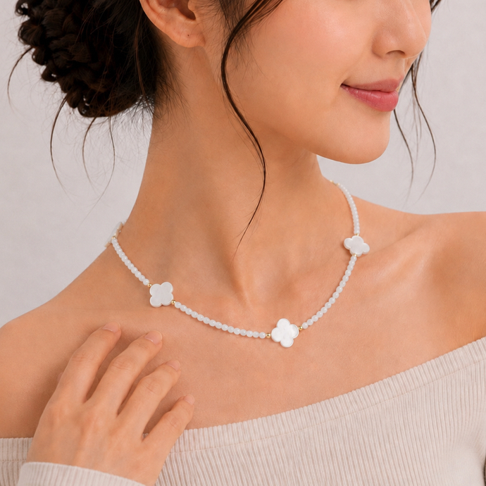 白蝶貝のクローバーネックレス｜ホワイト×ゴールド 大人可愛い 上品