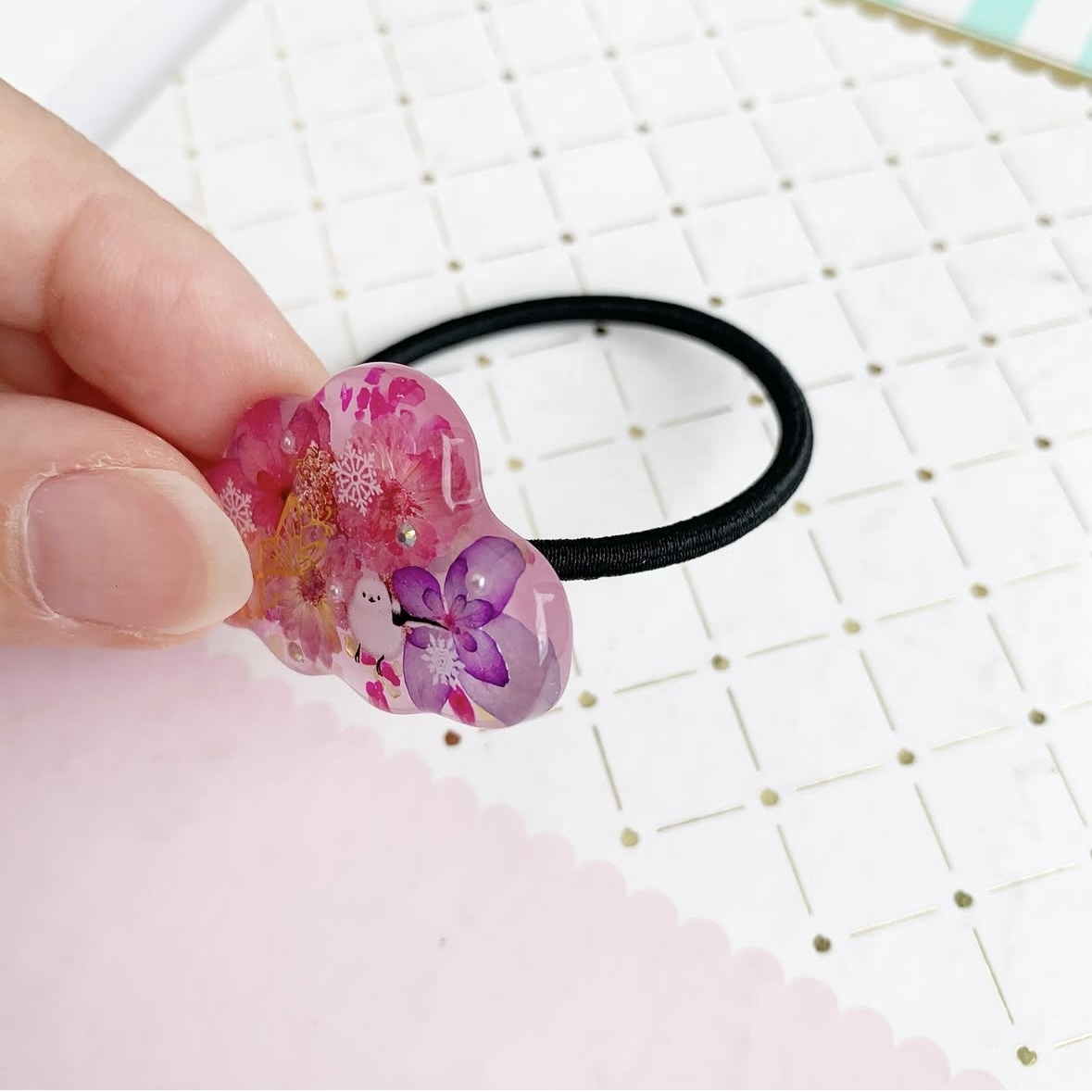 4496】シマエナガちゃんのいる雲型ヘアゴム 蝶 桃色系のお花 レジン