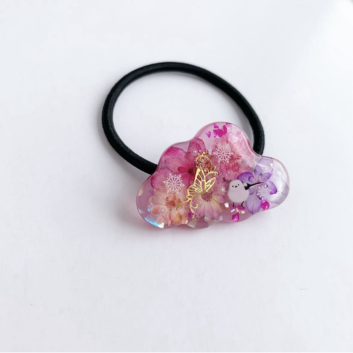 4496】シマエナガちゃんのいる雲型ヘアゴム 蝶 桃色系のお花 レジン