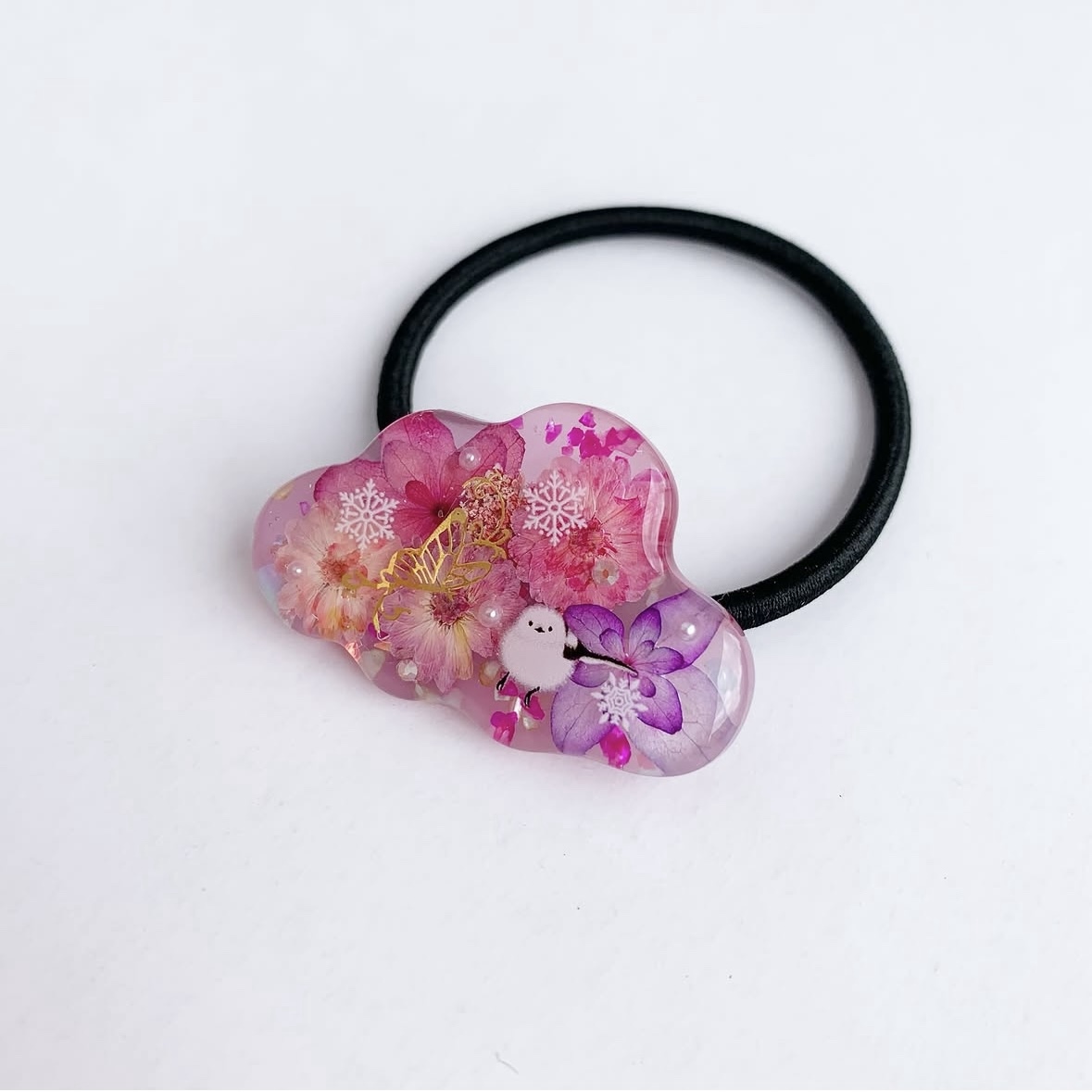4433】シマエナガちゃんのいるピンクのレジンヘアゴム 3種の紫陽花入り