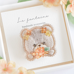 秋の香りを届けるくま×金木犀の刺繍ブローチ｜癒しの動物アクセサリー　ヘアゴムに変更可能