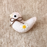 小鳥のコットンブローチ ピンクベージュ チェック