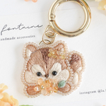秋の幸せを集めるリス×金木犀の刺繍チャーム｜癒しの動物バッグチャーム　キーホルダーやキーチェーンに変更可能　