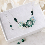 緑色のコスモス＊きらめくbijouのネックレス　（花、ギフト、ラッピング対応、和装、プレゼント、クリスマス)