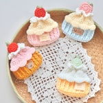 カップケーキのイヤホンケース　ピンク＊イエロー　ミニ巾着　かわいい　編み物　かぎ針編み　巾着袋　AirPodsケース　ハンドメイド　ミニポーチ　プチギフト　誕生日　プレゼント