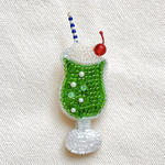 クリームソーダのビーズ刺繍ブローチ