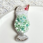 残り2点｜ブローチシリーズ1番人気｜透明な優しさのクリームソーダ ビーズブローチ　ビーズ刺繍　キーホルダー　平成レトロ　クリアビーズ　アクセサリー　