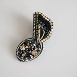 【深彩ネイビー】音符のビーズ刺繍ブローチ