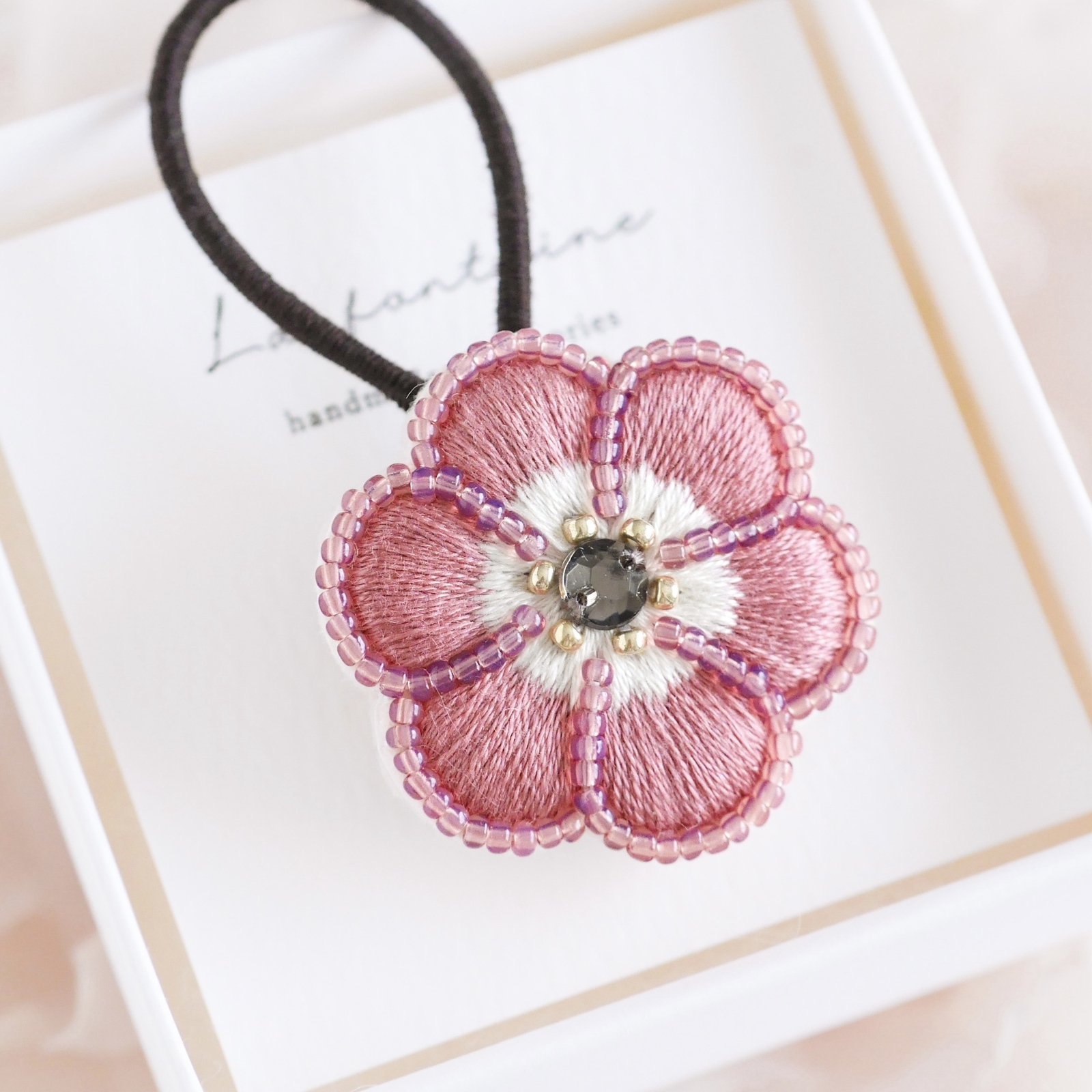 紫陽花スワン刺繍のブローチ｜梅雨を楽しむアクセサリー 紫 パープル