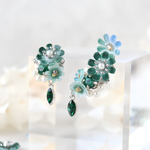 緑色のコスモス＊きらめくbijouのピアス／イヤリング(右耳)＋イヤーカフ(左耳)※左右逆もOK!　（花、グリーン、秋桜、和装、ギフト、ラッピング対応）