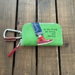 若草色のキーケース　ラウンドファスナー型　本革ヌメ革レザー　カラビナつき　スニーカー＆デニム　Leather Zip-Around Key Case