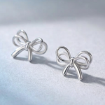 送料無料☆<Ribbon> 揺れる・軽やか◆痛くないイヤリング◆デイリー 大人 華奢 上品 シルバー