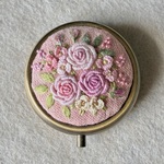 リネンと刺繍のバラのピルケース　3