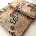『平安春霞絵巻』　金襴織物御朱印帳　B6大判サイズ　平安時代　古典風景　貴族　御所車　桜　松　雲　霞　六丁織　高密度高級金襴　御朱印帳　朱印帳　ご朱印帳　御城印帳　マイノート　スケッチブック　桐生織物