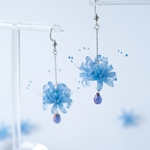 青い彼岸花の耳飾り　｜ピアス・イヤリング｜花｜青｜夏｜個性的｜大ぶり｜揺れる｜金属アレルギー対応｜プレゼント｜