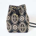 インド刺繍　巾着バッグ　帆布　ハトメ　２way　ショルダー　ハンドバッグ　黒　ブラック　ゴールド　上品　旅行　おでかけ