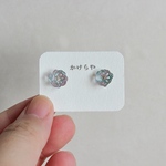 うるつやグラデーションの小ぶりレジンピアス｜推し色｜休日コーデ｜小さめ｜花｜アレルギー対応｜水色｜ピンク｜梅雨｜ゆめかわ