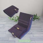 【New】【本革の二つ折り財布 】ファスナーポケット、留めベルト付き/深紫＜№401-2608＞
