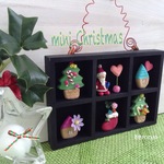 再販🌲🌲【送料無料】粘土の花🌼クリスマス＊木箱の中のちっちゃな仲間たち♪壁掛けB❄サンタ❄