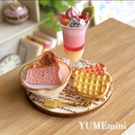 618 ＊苺のスイーツとクマさんワッフル＊　ミニチュアスイーツ　粘土　レジン　シルバニア　フェイクスイーツ　ドールハウス　YUMEmini