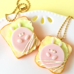 うさハムオープンサンドキーホルダー　フェイクフード　ミニチュア　粘土細工　樹脂粘土　可愛い　うさぎ　ハム　パン　食パン　マヨネーズ　粘土　キーホルダー　サンドイッチ