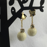 冬も一緒(フェルトボールと猫）ピアス