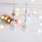 雪だるまと雪の結晶の揺れるピアス・イヤリング　Snowman