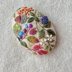 リネンと刺繍の秋の木の実のヘアゴム orブローチ　桔梗