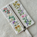 【再販】コットンリネンと刺繍のカラフル野の花のファスナー付小物入れ