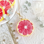 ピンクグレープフルーツネックレス(Grapefruit pendant/スイーツデコ/フェイクスイーツ/フェイクフード/食品サンプル/レジン)