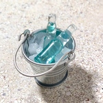 氷で冷やしたバケツ入りラムネ瓶のミニチュア