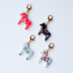 ダーラナホースのチャーム　北欧 馬 うま 動物 かわいい 赤 黒 花柄 プレゼント バッグチャーム キーホルダー